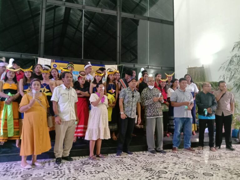 HIMBAS STKIP Weetebula Menggelar Pentas Seni Dengan Tema Perempuan dan Suaranya
