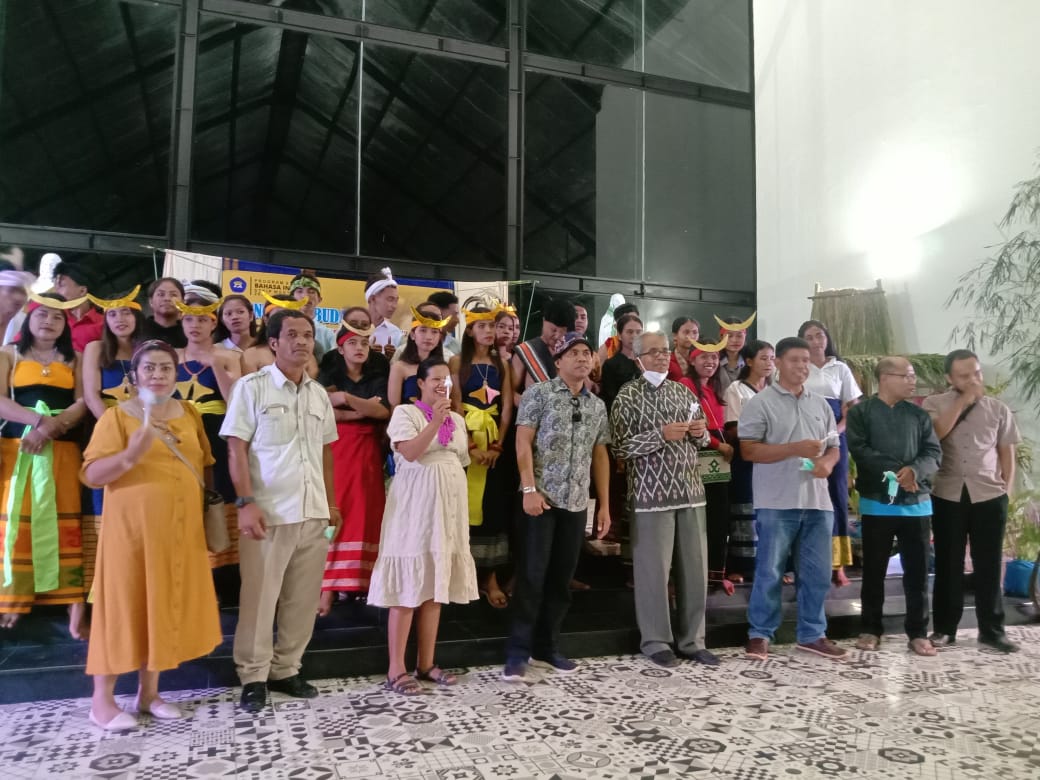 HIMBAS STKIP Weetebula Menggelar Pentas Seni Dengan Tema Perempuan dan Suaranya HIMBAS STKIP Weetebula Menggelar Pentas Seni Dengan Tema Perempuan dan Suaranya