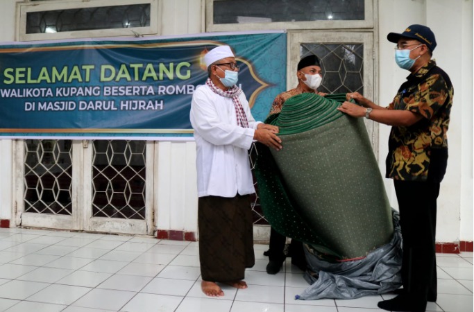 Terima Bantuan Perlengkapan Ibadah Pemuka Agama di Kupang Siap Dukung Program Jeriko 01
