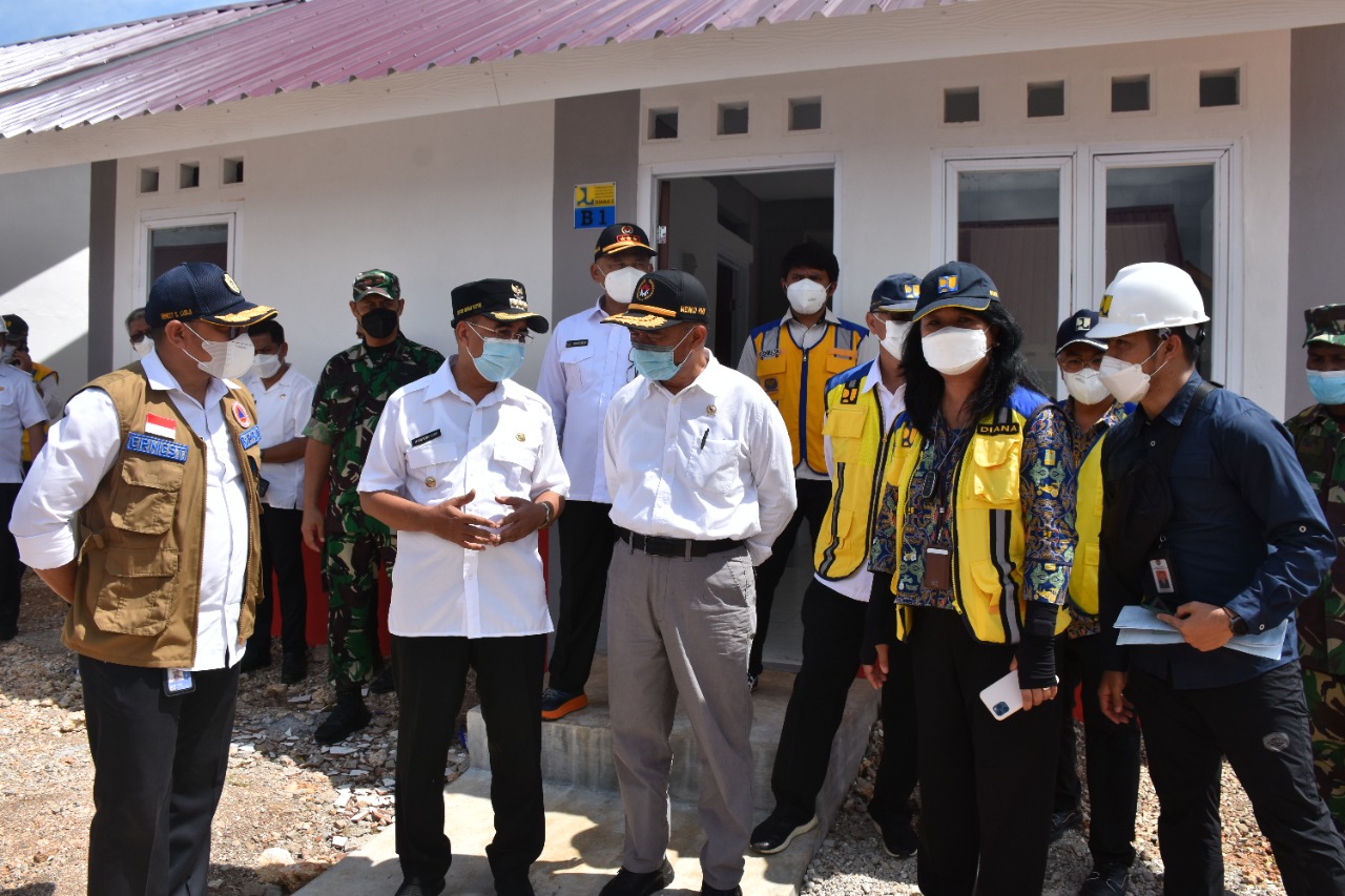 Tinjau 173 Rumah Bantuan Seroja, Menko PMK Desak Segera Serahterimakan ke Pemkot