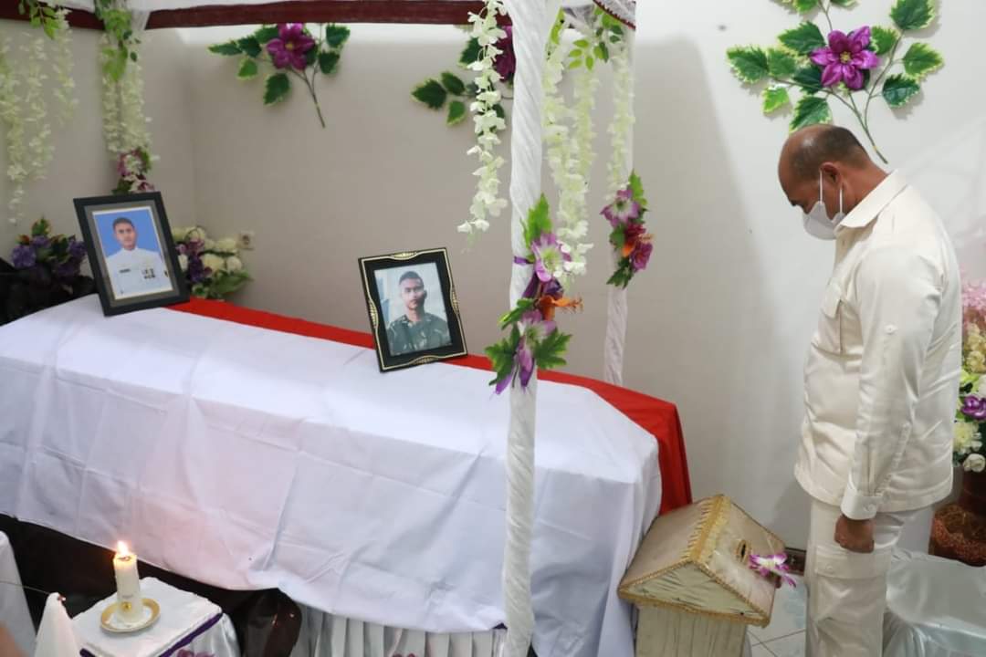 Melayat ke Rumah Duka, Gubernur VBL Berikan Penghormatan