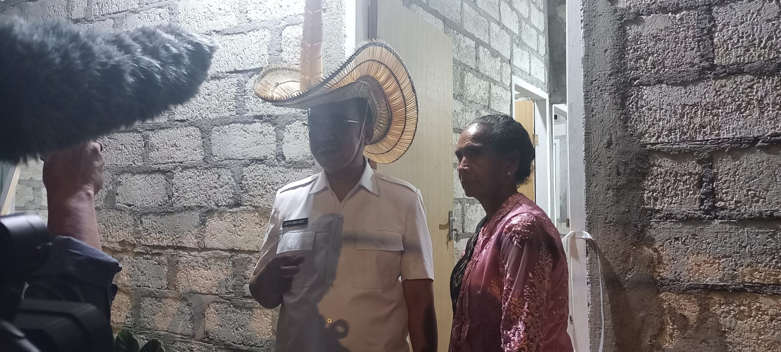 Walikota Serahkan Kunci Rumah, Nenek Welmince: Tuhan Memberkati Pekerjaan Bapak