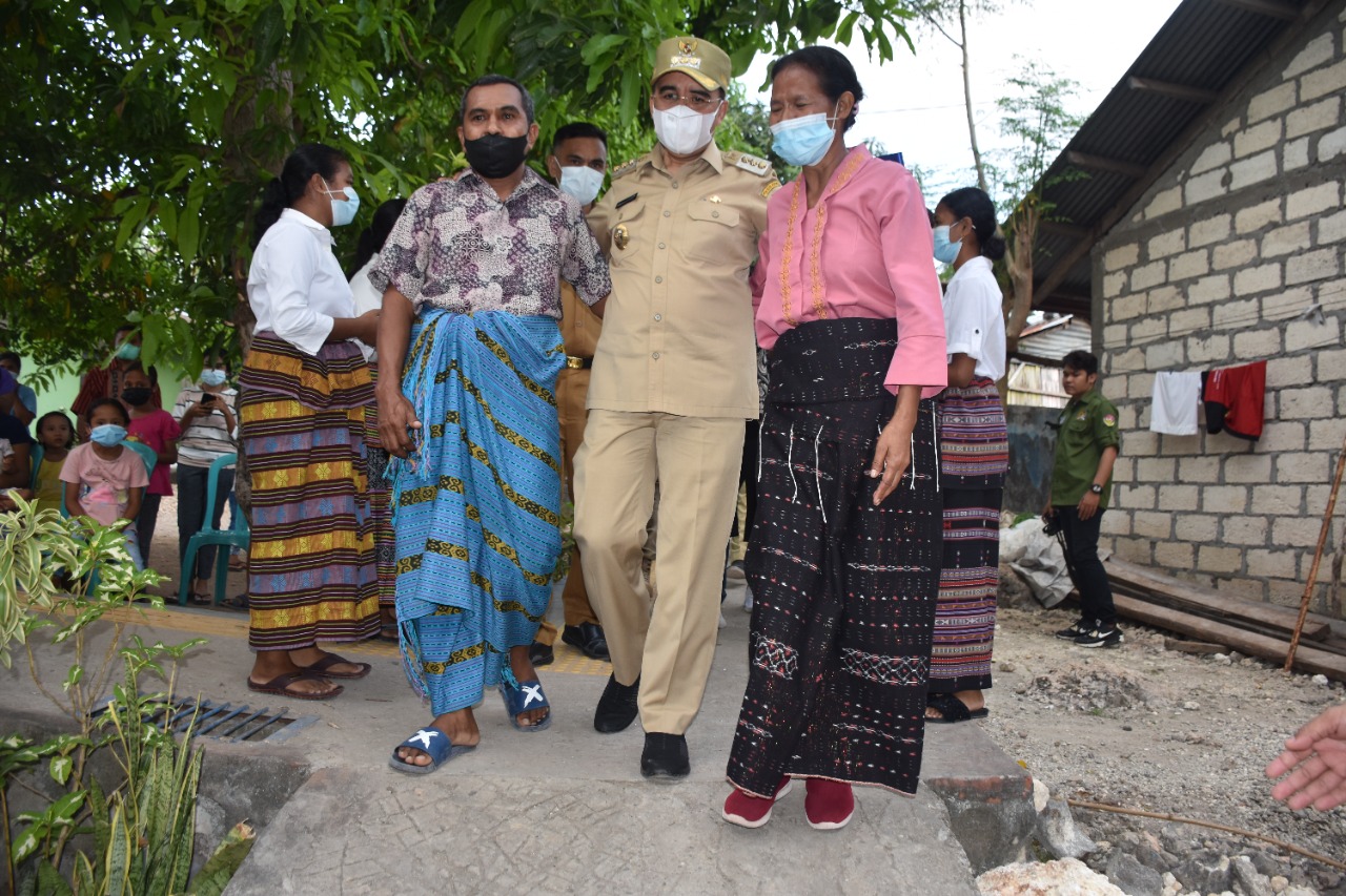 Walikota Serahkan Kunci Rumah Untuk Lima Warga, Nenek Mayopu: Hadiah Paling Istimewa