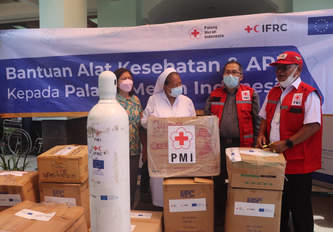 PMI Kota Kupang Salurkan Bantuan Alat Kesehatan Bagi Rumah Sakit dan Masyarakat
