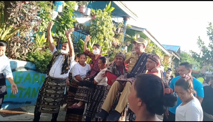 Saat Bedah Rumah, Wali Kota di Sambut Meriah Hingga di Gendong Warga Kota Kupang