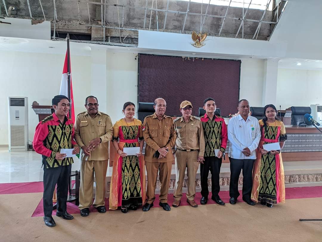 Pemkab TTS Serahkan Uang Saku Kepada Peraih Medali Emas Pesparawi Nasional XIII di Yogyakarta