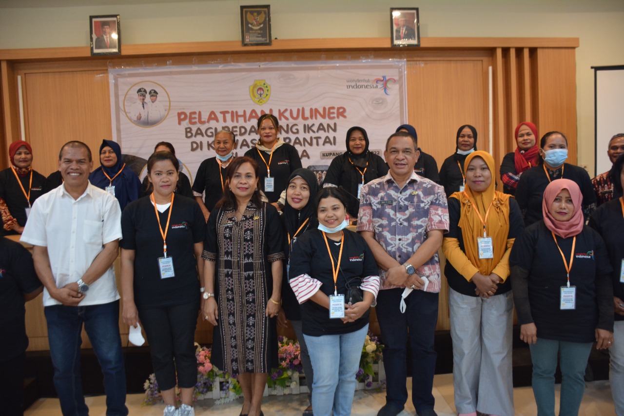 Pedagang Dilatih Untuk Berjualan di Kawasan Pantai Kelapa Lima
