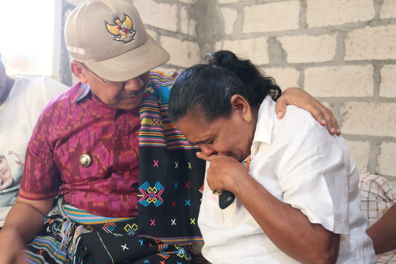 JELANG AKHIR MASA JABATAN, WALI KOTA TUNTASKAN SERAH TERIMA BEDAH RUMAH