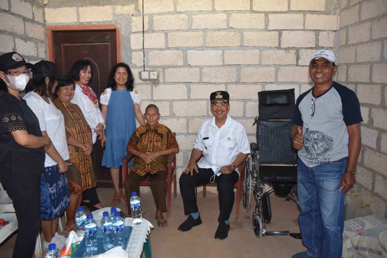 Walikota Serahkan Kursi Roda Untuk Lansia di Kelurahan Manulai Dua