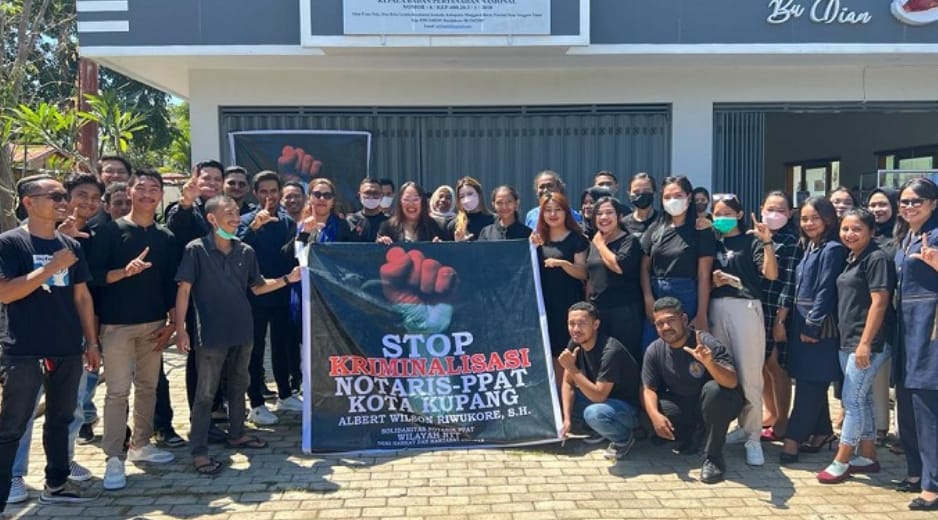 Tuntut Keadilan Notaris se-NTT Turun ke Jalan, Protes Penetapan Tersangka Albert Riwukore Oleh Polda NTT