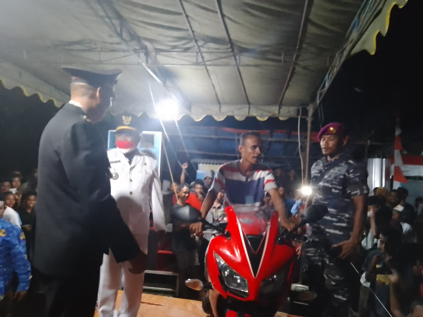 JHONI LAGI- JHONI LAGI PEMENANG UNDIAN BERHADIA PADA HUT RI KE 77 MOTOR HONDA CBR 150