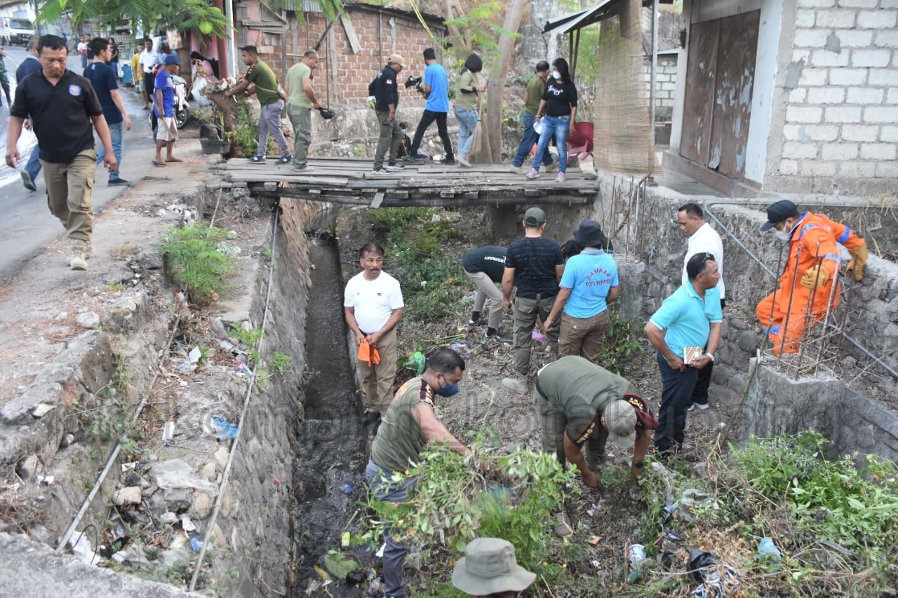 PEMKOT Kupang Kolaborasi Bersihkan Drainase Dari Sampah