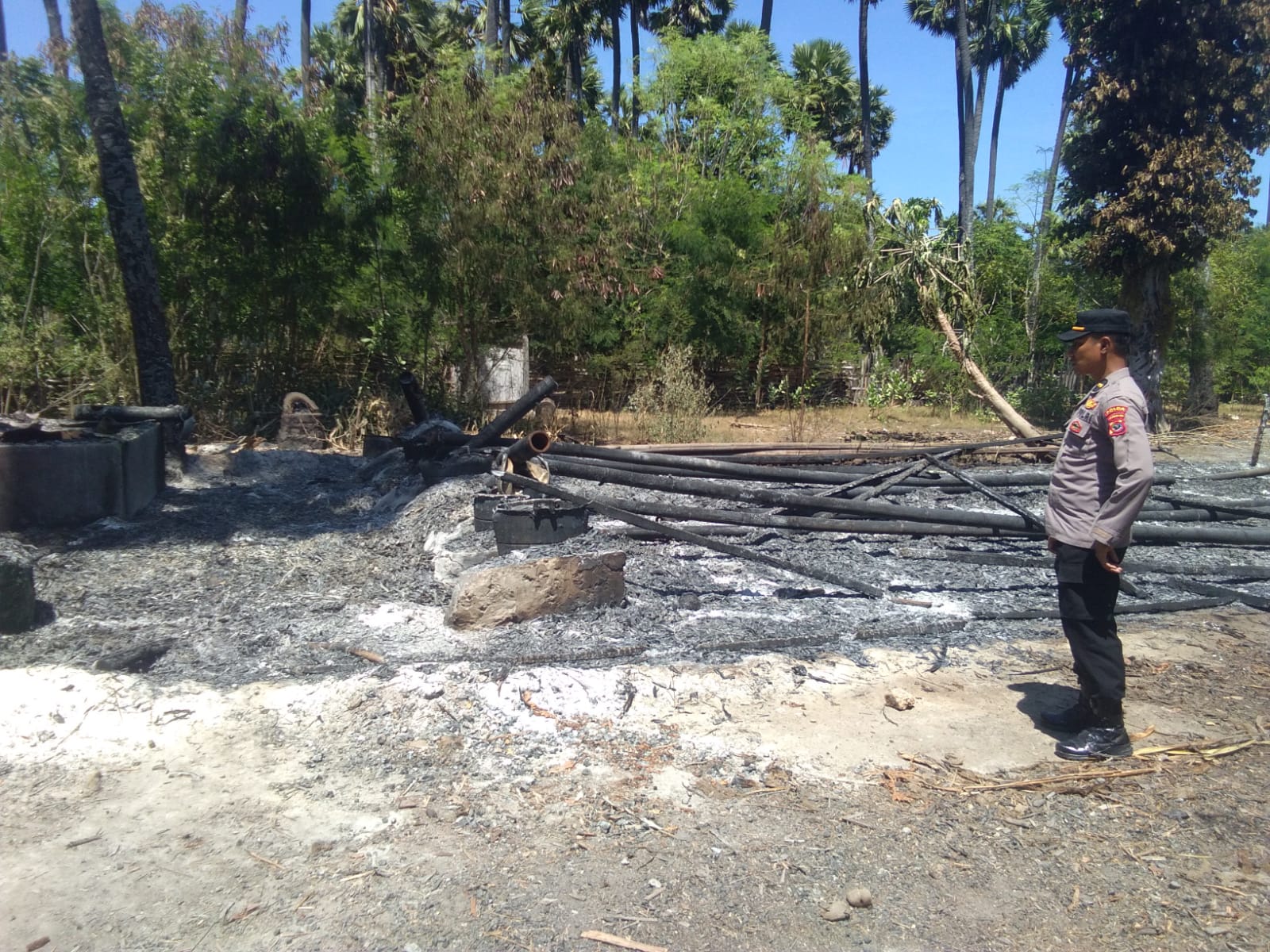 RUMAH PENYULINGAN SOPI DI KUALIN LUDES TERBAKAR USAI DIPASANG POLICE LINE