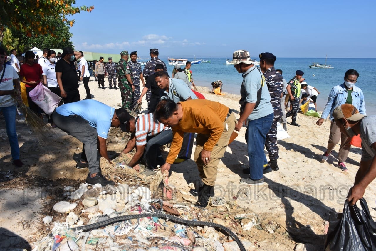 Dukung Gerakan Laut Bersih TNI AL, Penjabat Wali Kota Bersihkan Sampah di Pantai Pasir Panjang
