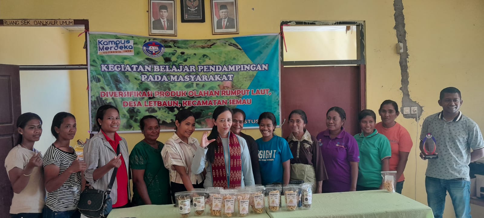 FAKULTAS PERIKANAN DAN ILMU KELAUTAN UKAW, BERI PELATIHAN DIVERSIFIKASI OLAHAN RUMPUT LAUT DI DESA LETBAUN, SEMAU