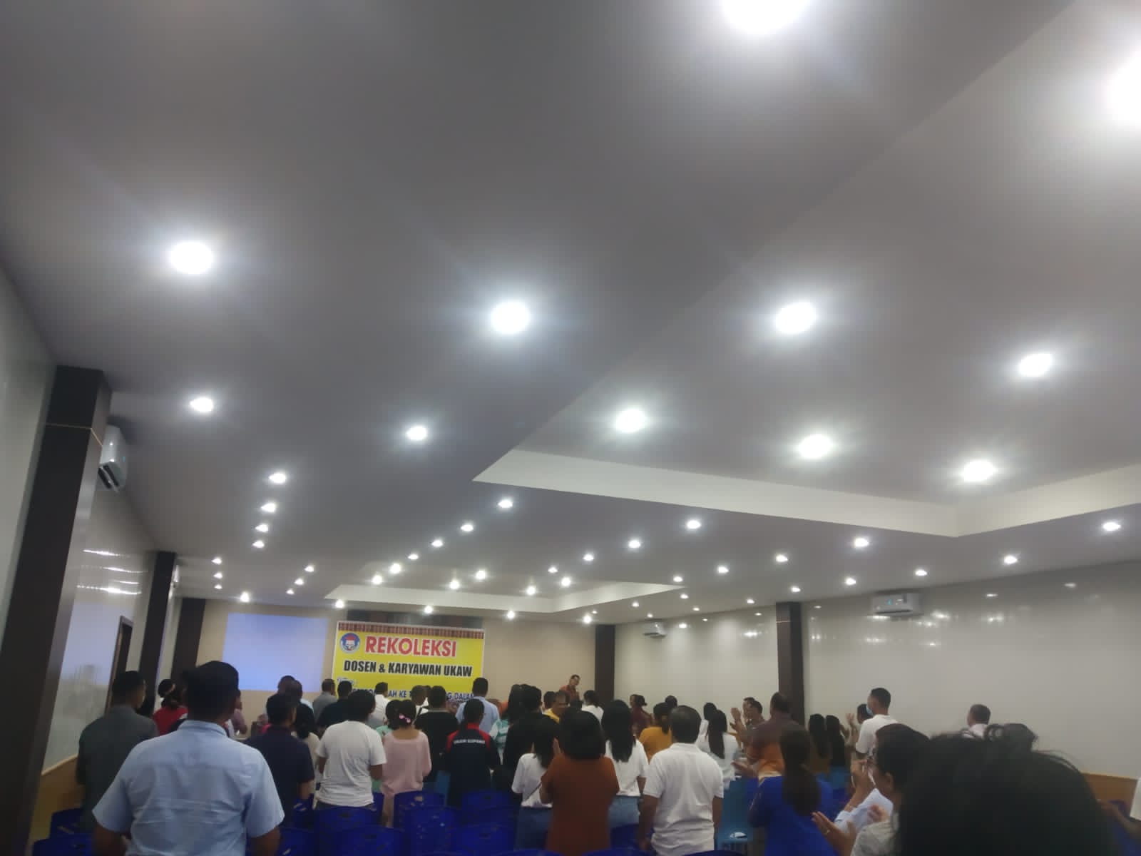 Bertolaklah ke Tempat Yang Lebih Dalam Untuk Memperkuat Tali Persaudaraan, Dosen dan Karyawan UKAW Kupang