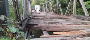 Sebuah Truck Terjebak di Sela-Sela Papan Jembatan Nimsono, Amfoang 1 IMG 20221106 WA0036