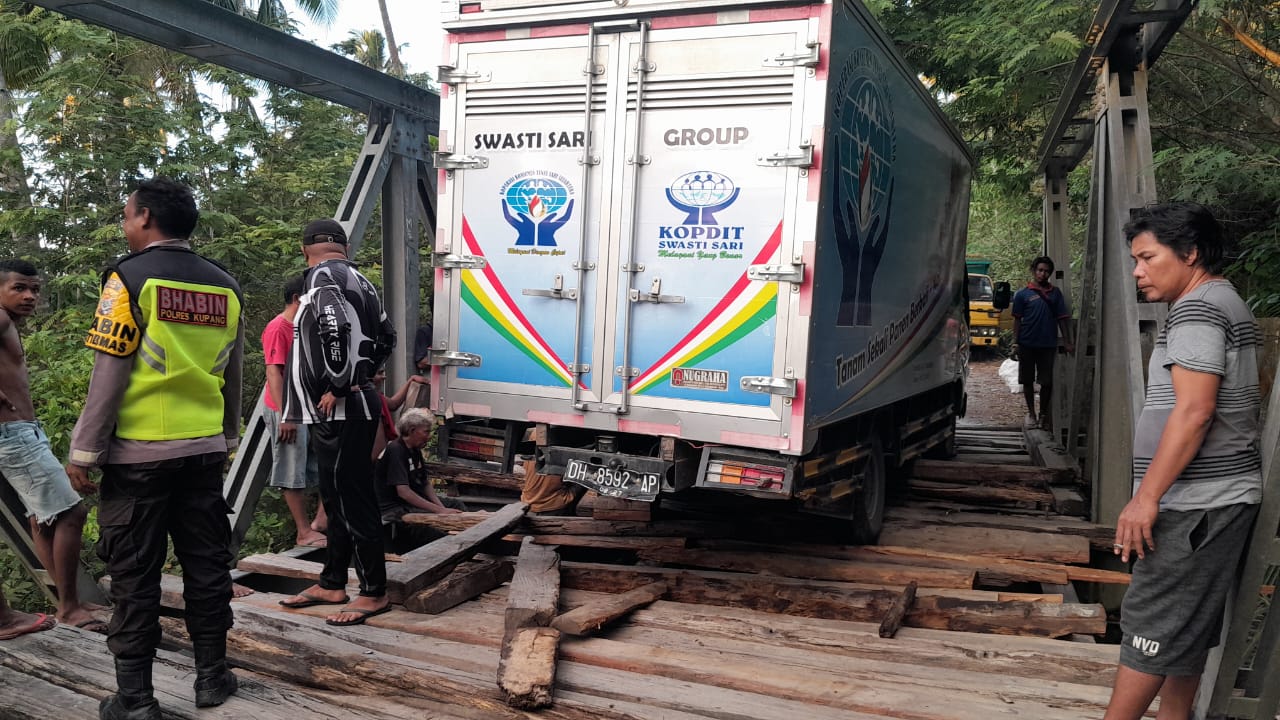 Sebuah Truck Terjebak di Sela-Sela Papan Jembatan Nimsono, Amfoang