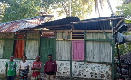 BREAKING NEWS: Pohon Kelapa Tumbang dan Menimpa Sebuah Rumah Milik Warga Desa Baus