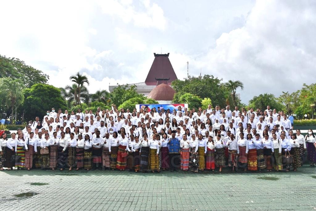 Penjabat Wali Kota Kupang Serahkan SK P3K dan Satyalancana Karya Satya di Momen Ulang Tahun KORPRI