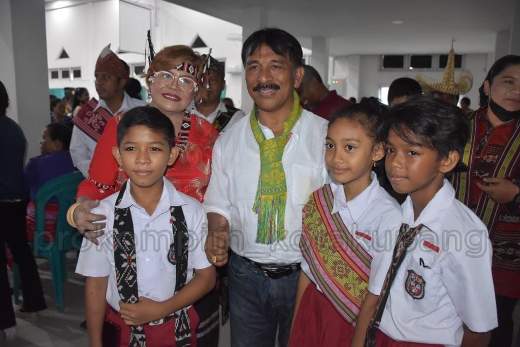 PENJABAT WALI KOTA BUKA LOMBA TUTUR ADAT DALAM BAHASA INGGRIS DAN KUKUHKAN KLUB BELAJAR SISWA