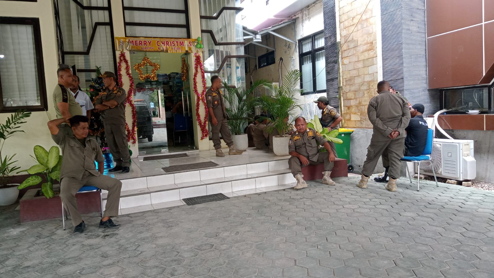 Ratusan Satpol PP Duduki Badan Keuangan Kota Kupang dan Tuntut Segera Bayar Hak Mereka