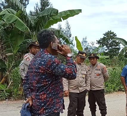 Polisi Lari Saat Pengamanan Lokasi Pengembalian Batas Bidang Tanah di Desa Oinlasi Kecamatan Kie
