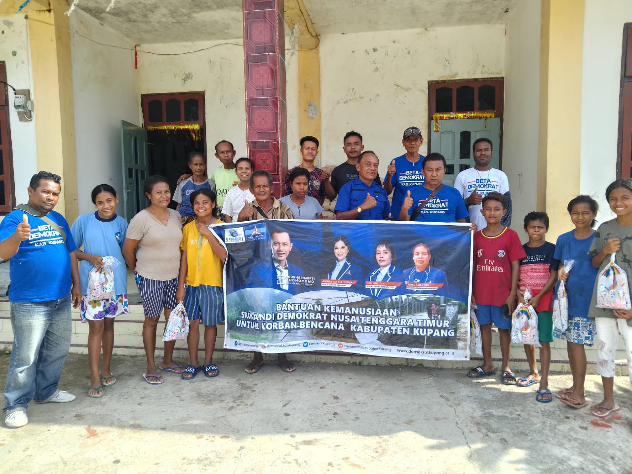 Partai Demokrat Kembali Salurkan Bantuan Pakaian Layak Pakai dan Alat Tulis Bagi Korban Banjir di Fatuleu Barat