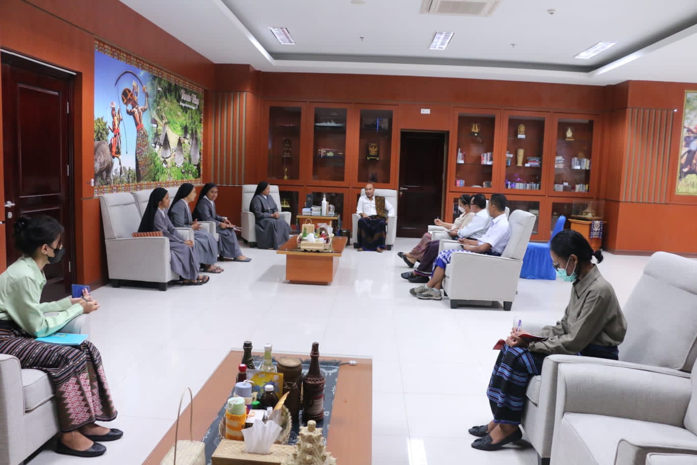 Para Suster DCPB Mengundang Gubernur NTT untuk Hadiri Perayaan Misa Syukur di Paroki St. Familia Sikumana Para Suster DCPB Mengundang Gubernur NTT untuk Hadiri Perayaan Misa Syukur di Paroki St. Familia Sikumana