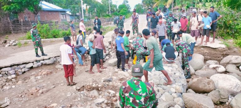 warga dibantu TNI dan Polri untuk turun langsung memperbaiki jalan yang rusak