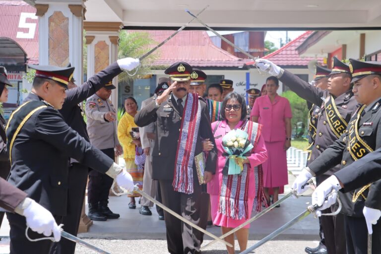 Tradisi pedang pora menghantar Upacara Purna Tugas Bagi 4 Anggota Polri Polres TTS dan 1 ASN Polres TTS, Jumat (06/01/2023)
