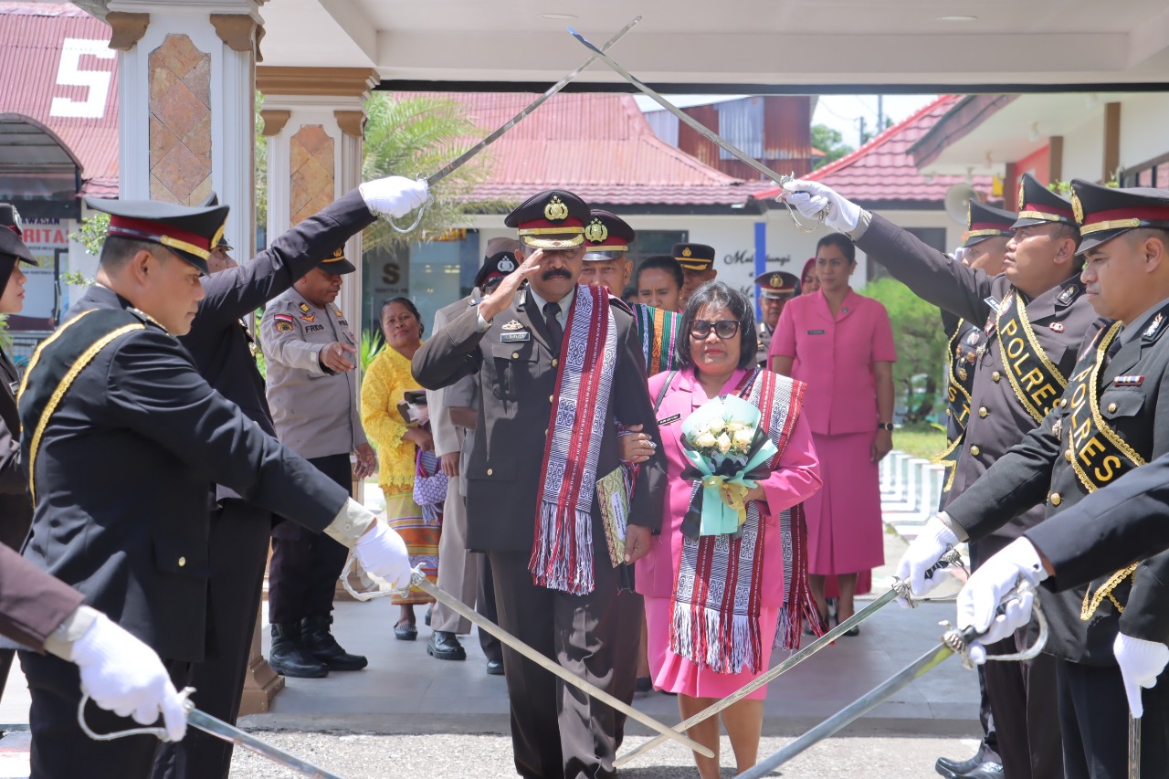 Tradisi pedang pora menghantar Upacara Purna Tugas Bagi 4 Anggota Polri Polres TTS dan 1 ASN Polres TTS, Jumat (06/01/2023) Tradisi pedang pora menghantar Upacara Purna Tugas Bagi 4 Anggota Polri Polres TTS dan 1 ASN Polres TTS, Jumat (06/01/2023)