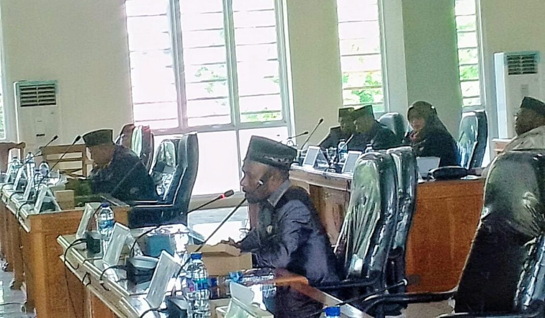 Tarif Pemeriksaan Kesehatan Oleh Lulusan PPPK Di Polres Alor Dan RSUD Berbeda, Anggota DPRD Yohanis Atamai Pertanyakan Di Rapat Paripurna