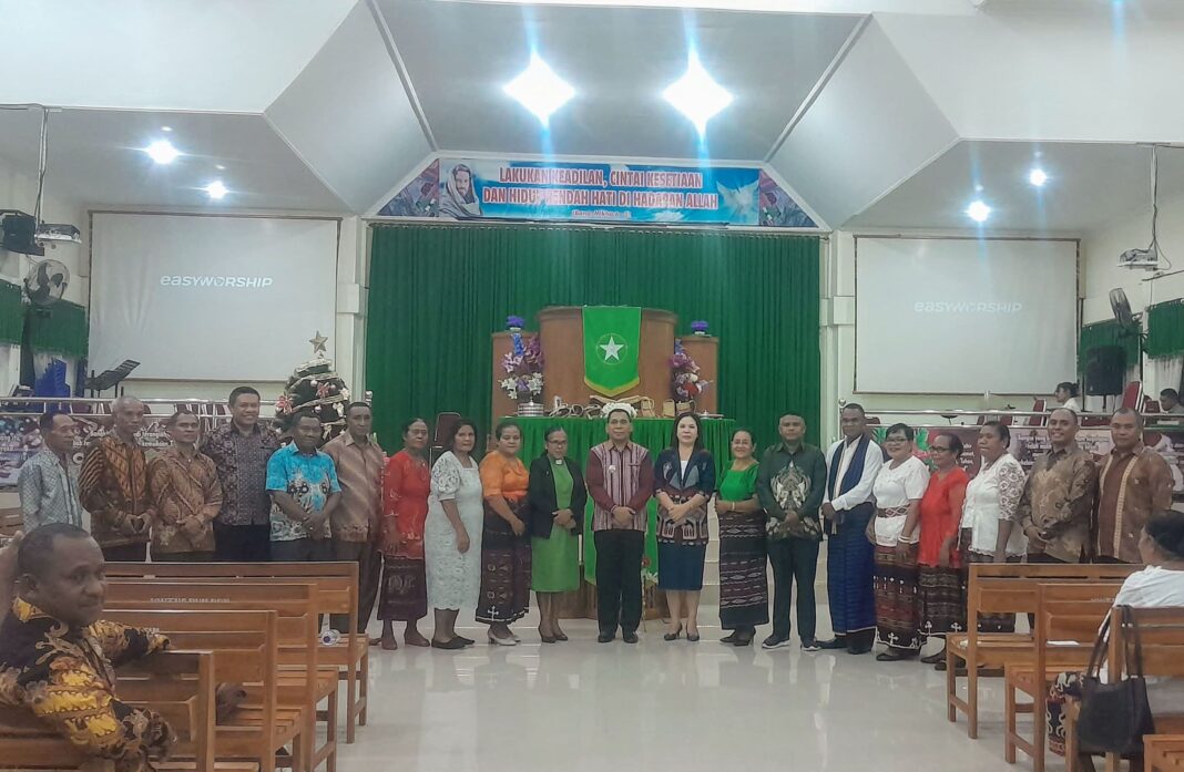 Keluarga Besar Desa Aramaba Di Kalabahi Gelar Syukuran Natal 2025, Pj Bupati Alor Beri Pesan Natal Sekaligus Mohon Pamit Karena Masa Jabatannya Akan Berakhir