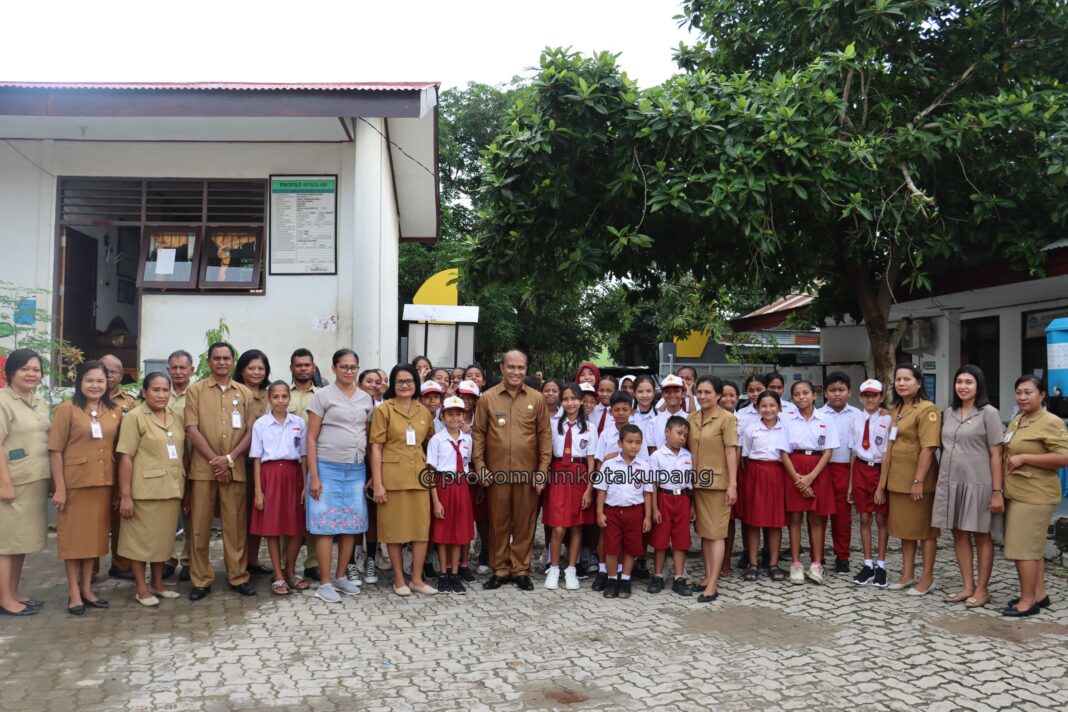 Penjabat Wali Kota Kupang Tekankan Pentingnya Kebersihan Sekolah dan Kualitas Pendidikan