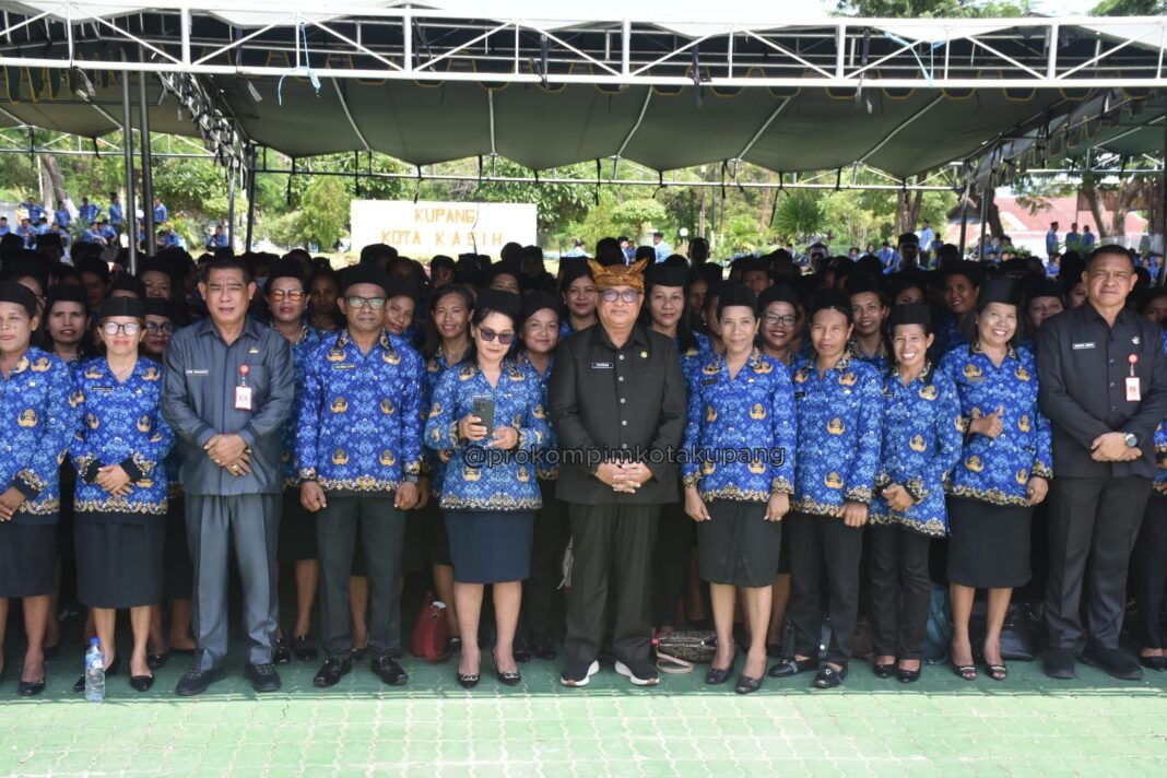 Sekda Kota Kupang Fahren Funay Ambil Sumpah 1.108 ASN PPPK Nakes dan Guru
