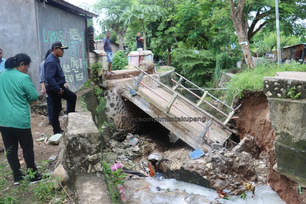 Penjabat Wali Kota Kupang Tinjau Jembatan Roboh di Kelurahan Naikoten I