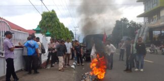 Aksi Demonstrasi ACW dan IMP2 Desak Kejari Alor Segera Tuntaskan Kasus Dugaan Korupsi Pembangunan Gedung DPRD Alor 25 Milyar