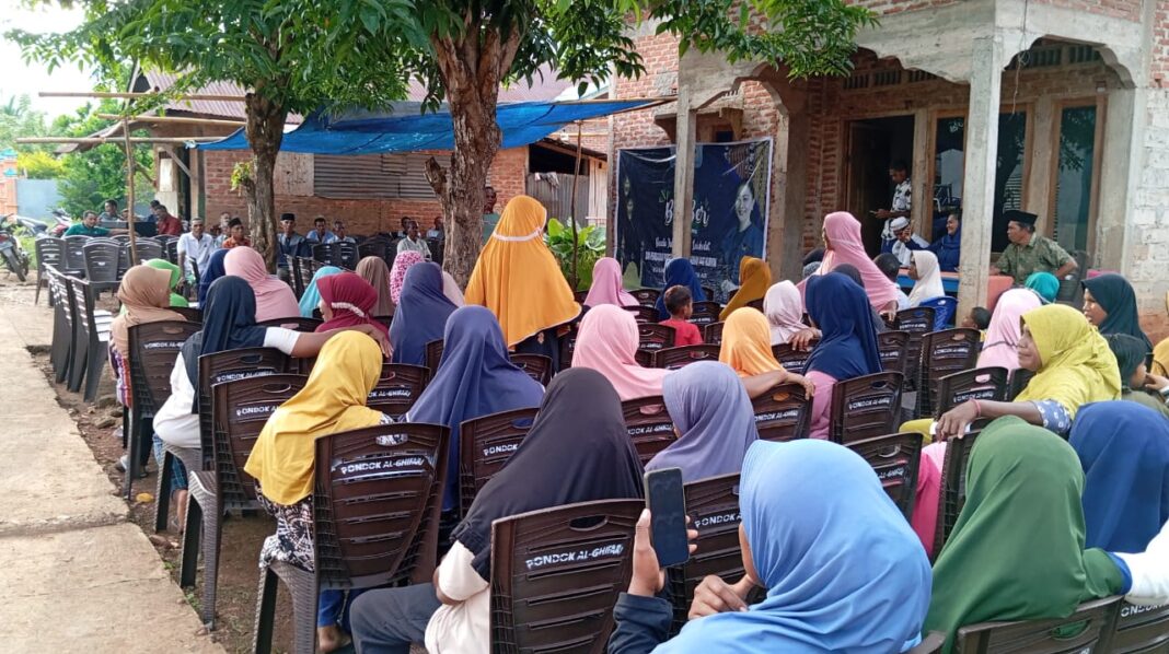 Anggota DPR RI, Julie Laiskodat Kembali Gelar Buka Puasa Bersama dan Bagi Parsel Ramadhan Di Desa Blangmerang