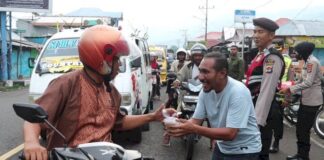 GAMKI Bersama Polres Alor Bagikan Takjil Untuk Warga, Dematrius: Damai Hanya Bisa Terwujud Bila Kita Hidup Saling Hormat Menghormati Di Tengah Perbedaan