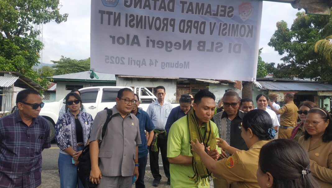Komisi V DPRD NTT Kunjungi SLB Negeri Alor Janjikan Bantuan Untuk Meningkatkan Kualitas Pendidikan
