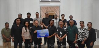 Wali Kota Christian Widodo dan Wakil Wali Kota Serena Francis Serahkan Langsung Bantuan Dana Senilai Lima Puluh Juta Untuk Dukung Prosesi Paskah Pemuda GMIT Tahun 2025