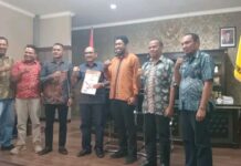 Bupati Alor Iskandar Lakamau Terima Dana Hibah KPU Setelah Pilkada 2024