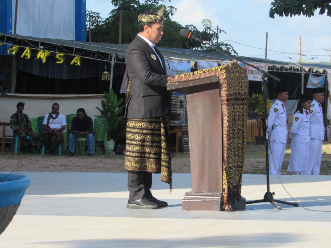 Bupati Sabu Raijua Krisman Riwu Kore Pimpin Upacara Memperingati Hari Pendidikan Nasional Ke – 66