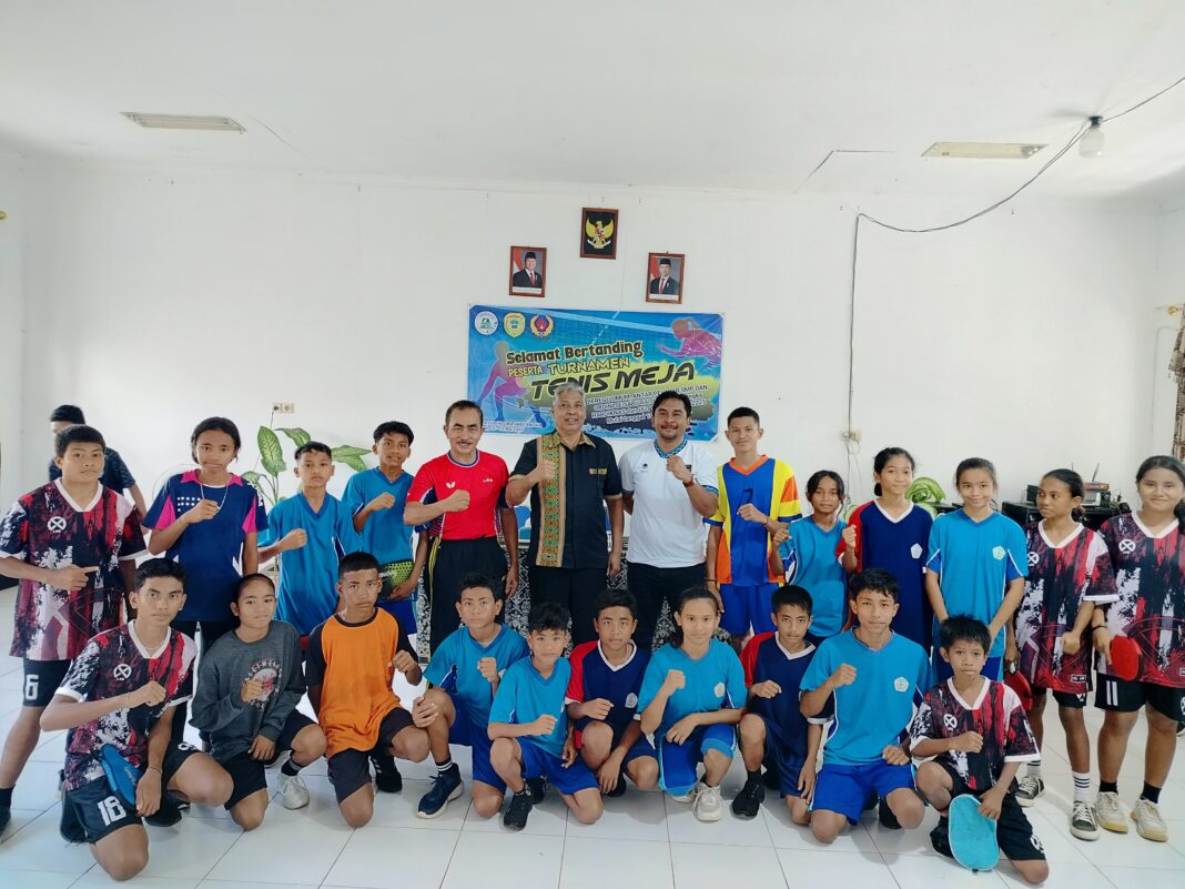 Wakil Bupati Sabu Raijua Thobias Uly Apresiasi Turnamen Tenis Beregu Yang Digelar Atas Kerja Sama Disdikpora dan PTMSI Untuk Meriahkan Hardiknas