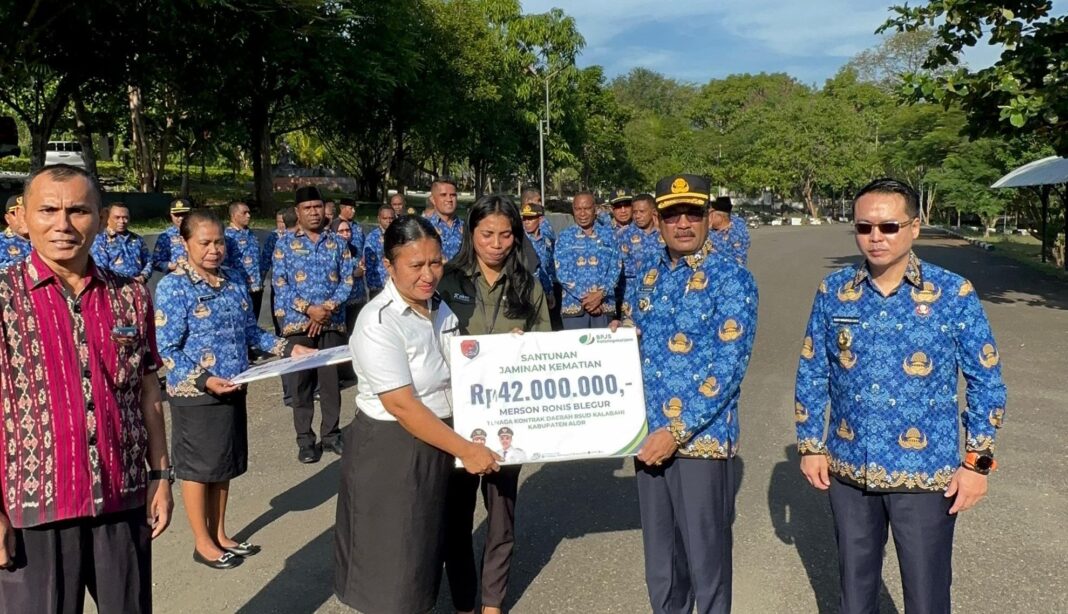 Bupati Iskandar Lakamu Serahkan Bantuan BPJS Ketenagakerjaan Kepada Keluarga Tenaga Kontrak Dan Mahasiswa