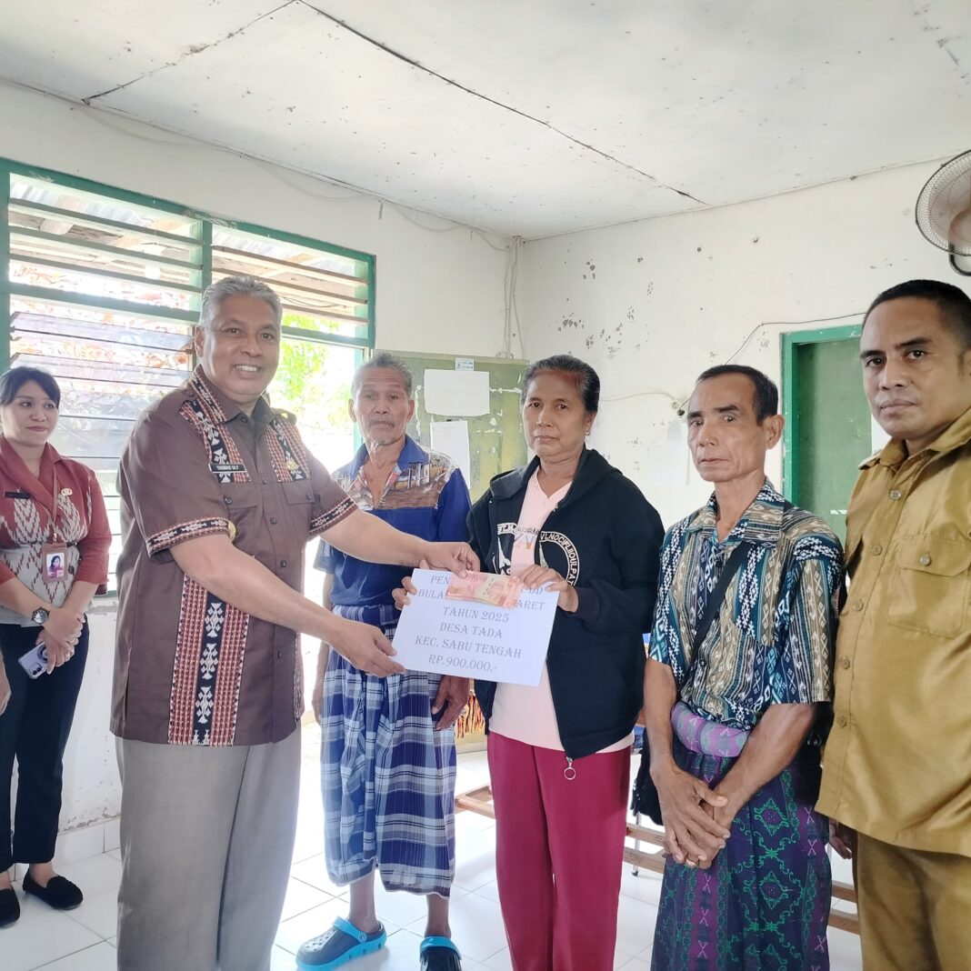 Wakil Bupati Sabu Raijua Thobias Uly Serahkan BLT Dana Desa Tahap I dan Sampaikan Sejumlah Program Pro-Rakyat