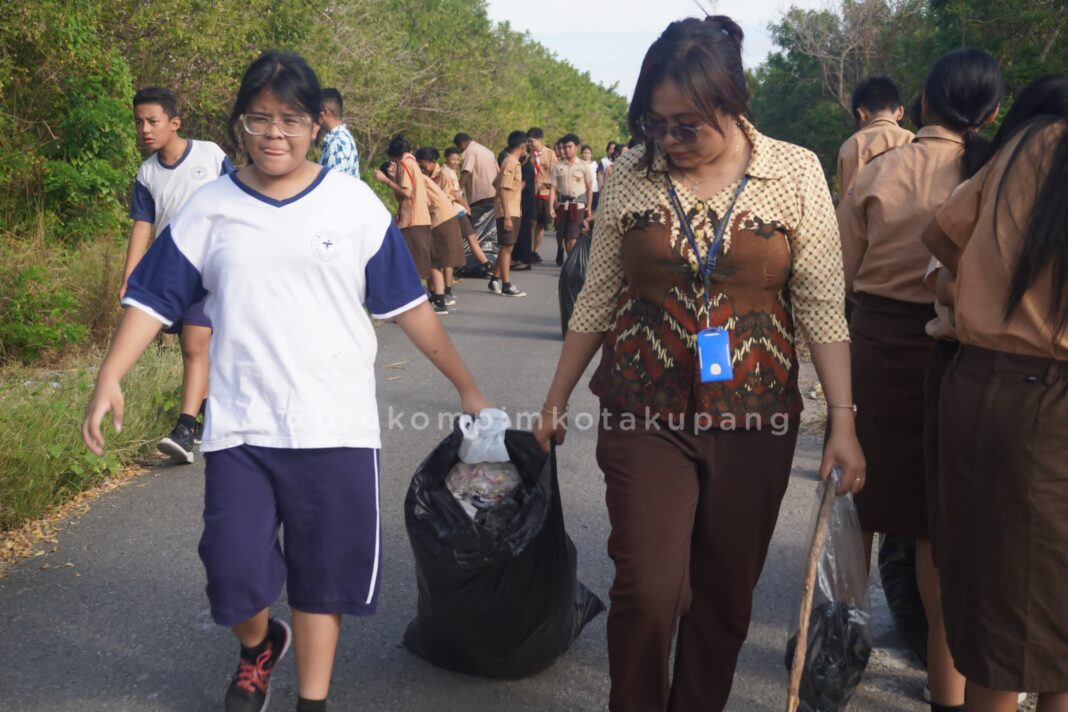 Pelajar dan Mahasiswa Serta Masyarakat Kerja Bhakti Bersihkan Sampah di Kota Kupang