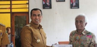 Bupati Sabu Raijua Krisman Riwu Kore Serahkan BLT Dana Desa Triwulan I di Desa Lobodei