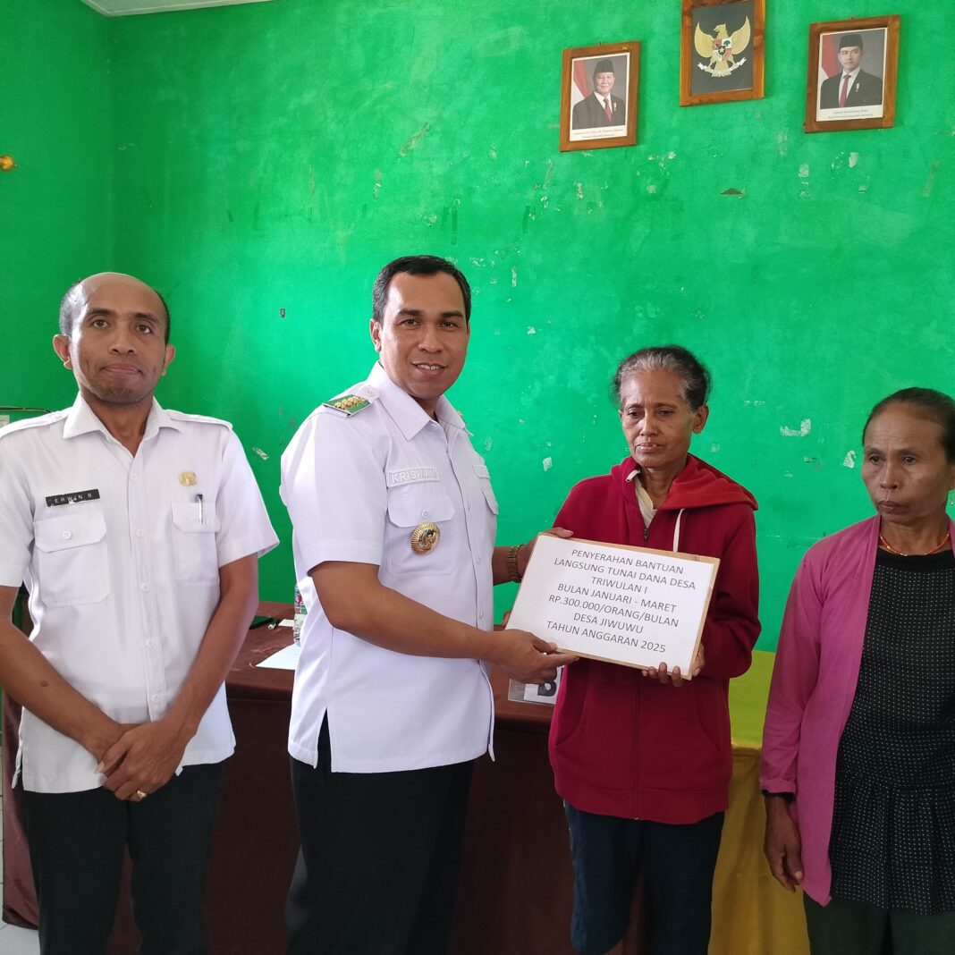 Serahkan BLT Dana Desa di Sabu Tengah, Bupati Krisman Riwu Kore Tegaskan Bahwa Perjalanan Dinas Ke Jakarta Untuk Urus Rakyat Bukan Kepentingan Pribadi